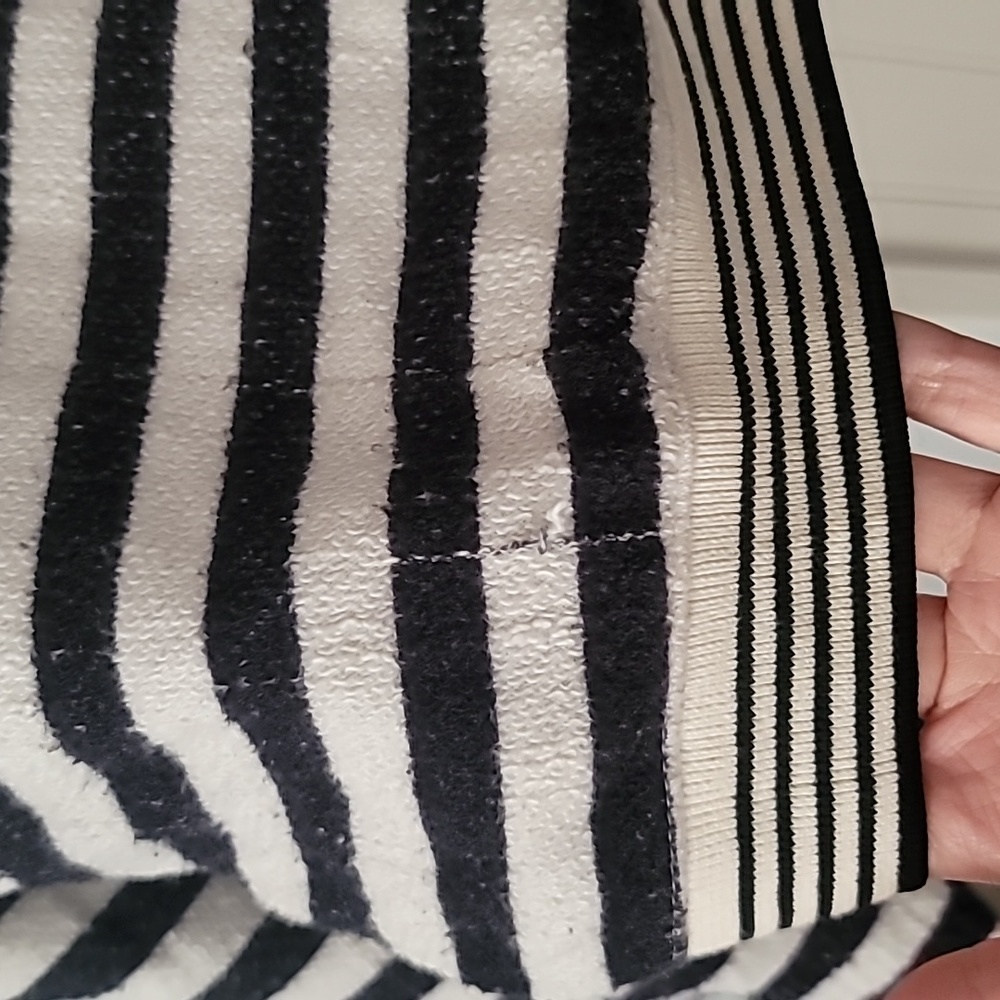 Striped Cropped Long-Sleeve Top - Black & White - Picture 3 of 7